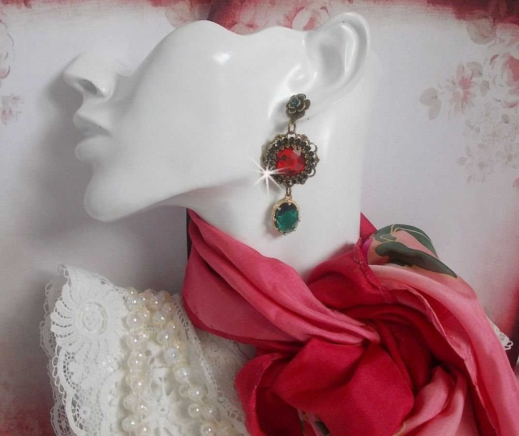 Rode en groene Cameo BO's gemonteerd met rode glazen cabochons, ovale Zirkonium hangers, Bronzen bloemvormige BO's en kwaliteitsaccessoires.