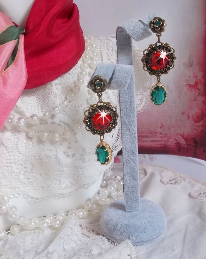 Rode en groene Cameo BO's gemonteerd met rode glazen cabochons, ovale Zirkonium hangers, Bronzen bloemvormige BO's en kwaliteitsaccessoires.