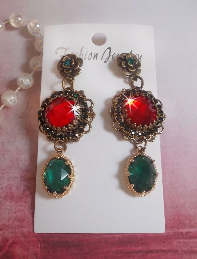 Rode en groene Cameo BO's gemonteerd met rode glazen cabochons, ovale Zirkonium hangers, Bronzen bloemvormige BO's en kwaliteitsaccessoires.