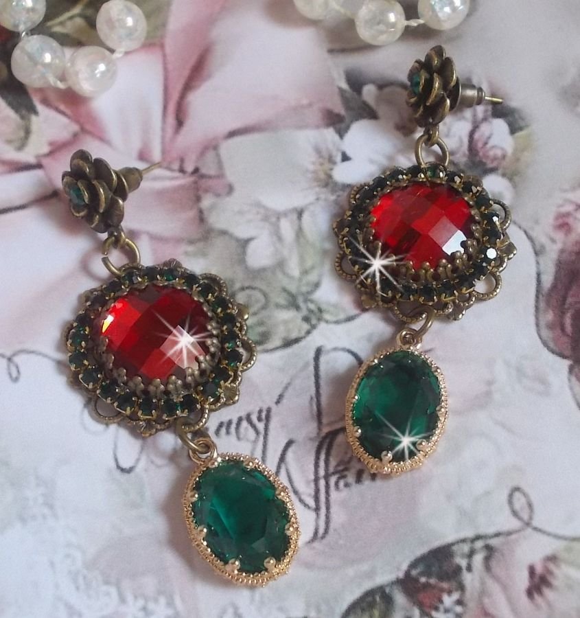 Rode en groene Cameo BO's gemonteerd met rode glazen cabochons, ovale Zirkonium hangers, Bronzen bloemvormige BO's en kwaliteitsaccessoires.