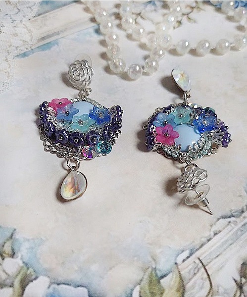 BO Cara&iuml;bes mont&eacute;es avec fleurs, strass, estampes, calottes, perles cristal Swarovski et clous d&rsquo;oreilles 