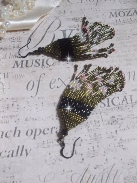 BO Champ&ecirc;tre mont&eacute;es avec des rocailles et tubes torsad&eacute;es en Verre aux couleurs de saison : Olive, Jaune, Vert, Saumon et Blanc &agrave; laquelle s&rsquo;ajoute des perles sur des crochets d&rsquo;oreilles Laiton