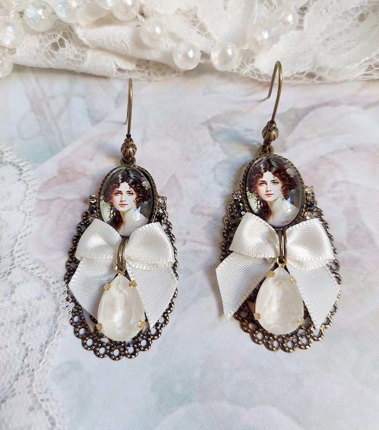 BO Charme Shabby Chic créées avec perles Cristal Swarovski, cabochons loupes, strass, crochets laitons