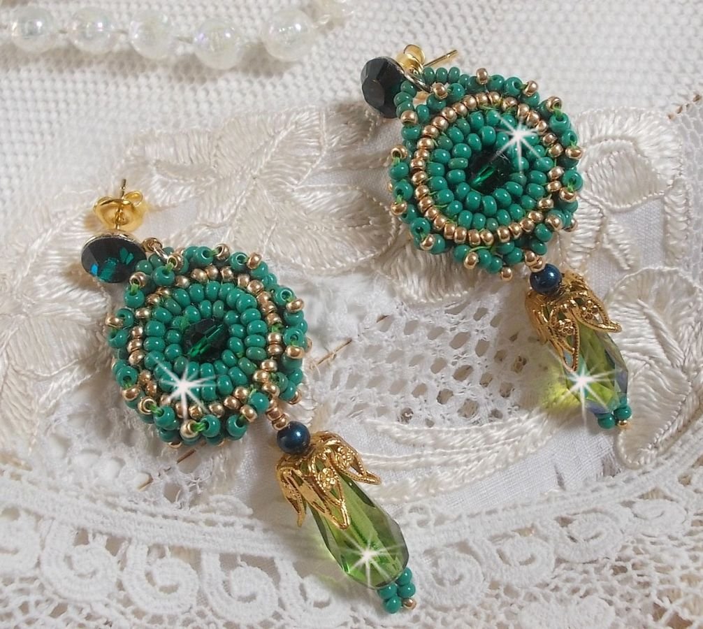 BO Charnelle geborduurd met ronde kralen en Swarovski cabochons, facetdruppels en rocailles.