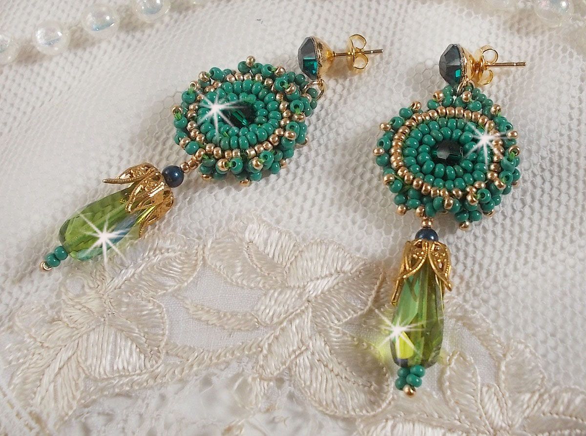 BO Charnelle geborduurd met ronde kralen en Swarovski cabochons, facetdruppels en rocailles.