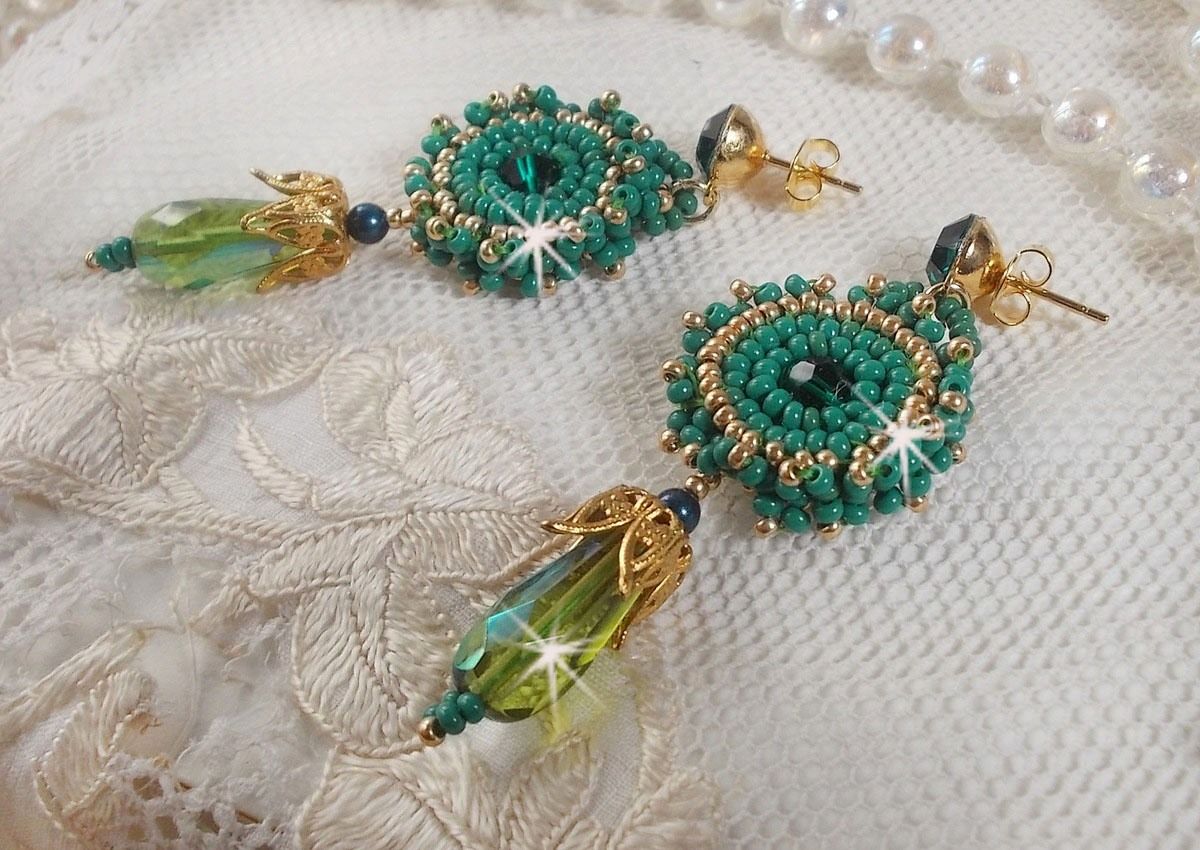 BO Charnelle geborduurd met ronde kralen en Swarovski cabochons, facetdruppels en rocailles.