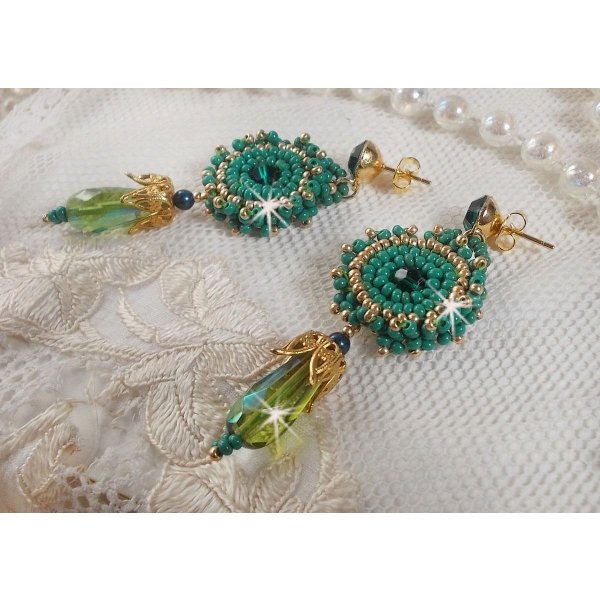 BO Charnelle geborduurd met ronde kralen en Swarovski cabochons, facetdruppels en rocailles.