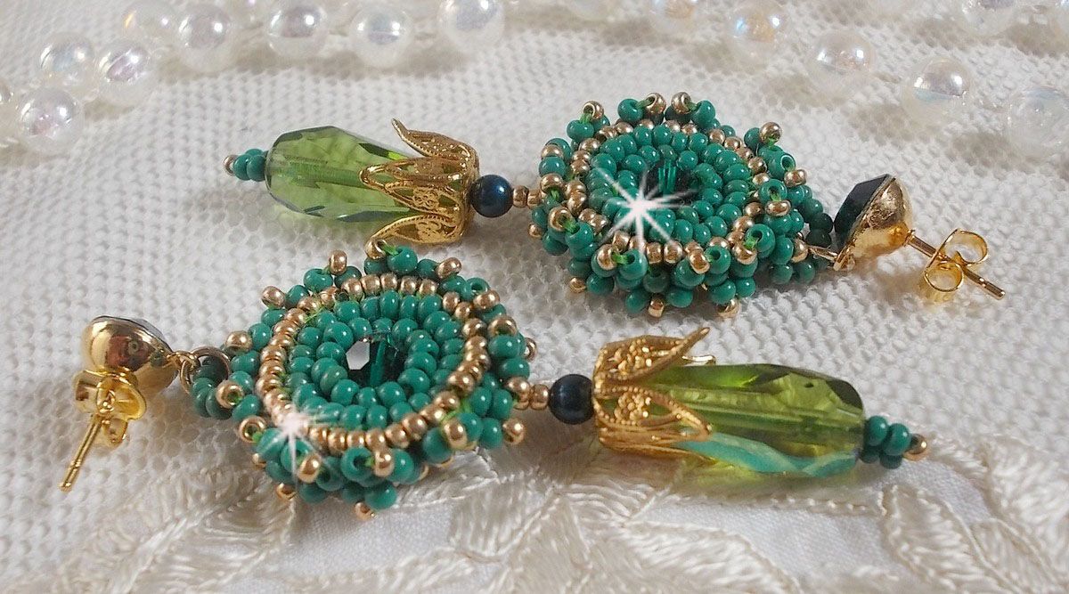 BO Charnelle geborduurd met ronde kralen en Swarovski cabochons, facetdruppels en rocailles.