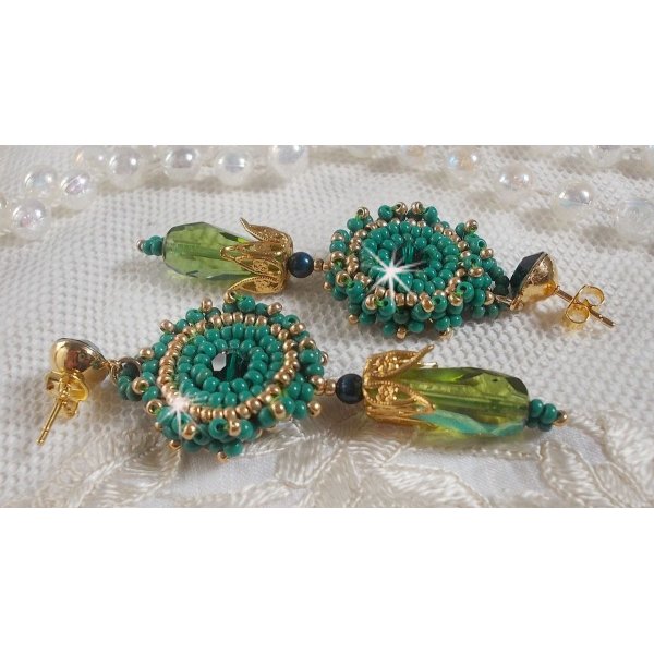 BO Charnelle geborduurd met ronde kralen en Swarovski cabochons, facetdruppels en rocailles.