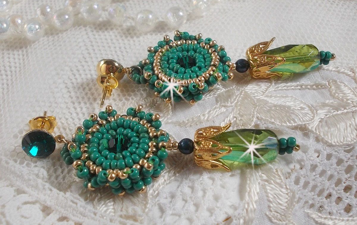 BO Charnelle geborduurd met ronde kralen en Swarovski cabochons, facetdruppels en rocailles.