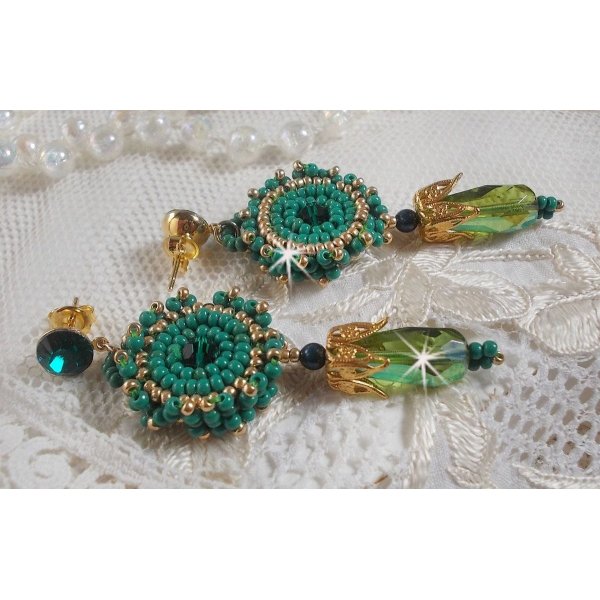 BO Charnelle geborduurd met ronde kralen en Swarovski cabochons, facetdruppels en rocailles.