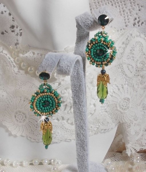 BO Charnelle geborduurd met ronde kralen en Swarovski cabochons, facetdruppels en rocailles.