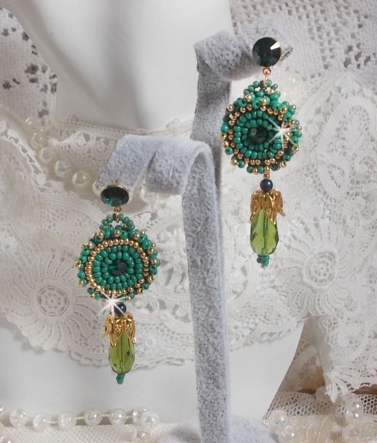 BO Charnelle geborduurd met ronde kralen en Swarovski cabochons, facetdruppels en rocailles.