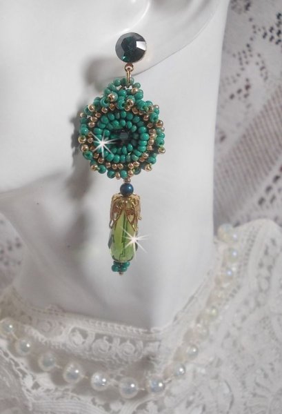 BO Charnelle geborduurd met ronde kralen en Swarovski cabochons, facetdruppels en rocailles.