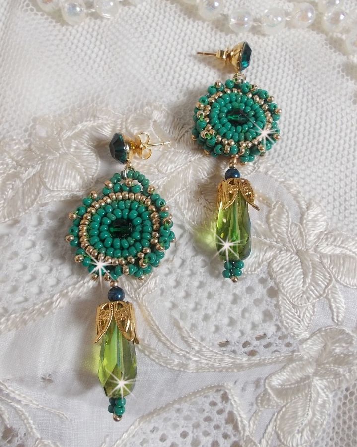 BO Charnelle geborduurd met ronde kralen en Swarovski cabochons, facetdruppels en rocailles.