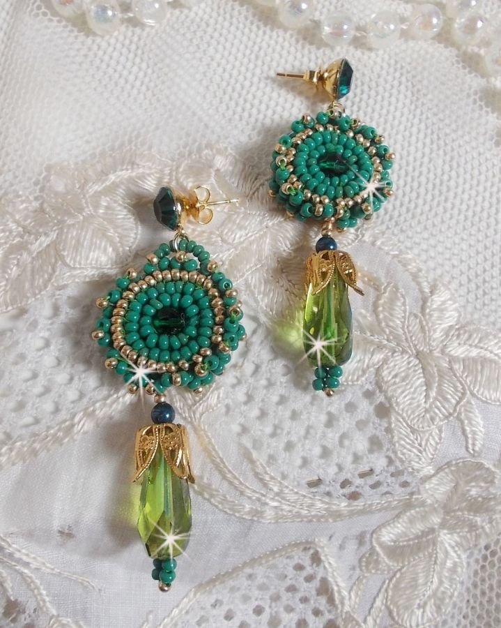 BO Charnelle geborduurd met ronde kralen en Swarovski cabochons, facetdruppels en rocailles.