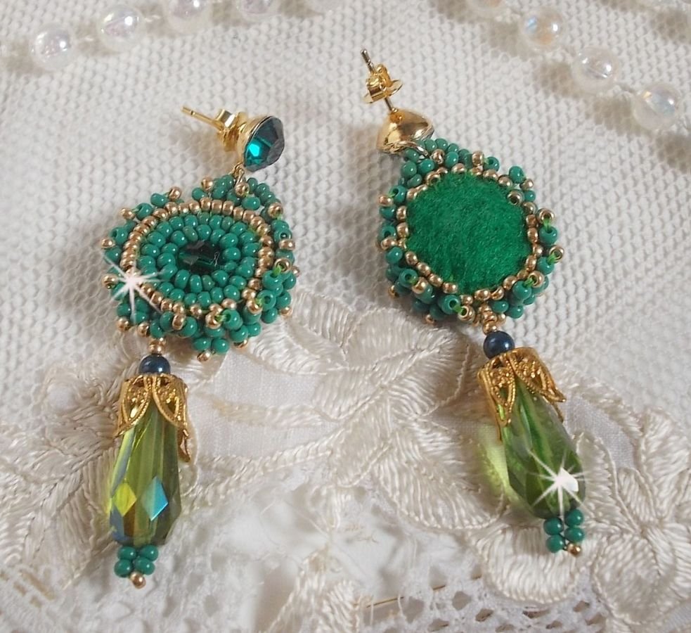 BO Charnelle geborduurd met ronde kralen en Swarovski cabochons, facetdruppels en rocailles.