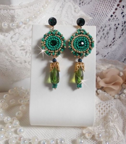 BO Charnelle geborduurd met ronde kralen en Swarovski cabochons, facetdruppels en rocailles.