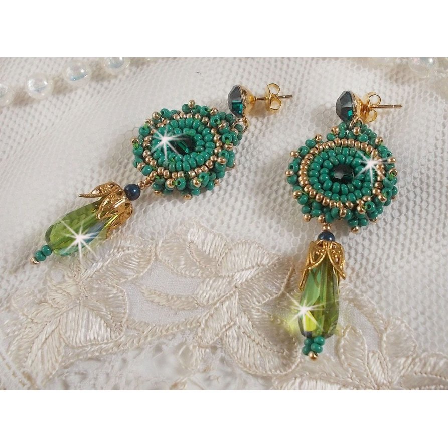 BO Charnelle geborduurd met ronde kralen en Swarovski cabochons, facetdruppels en rocailles.