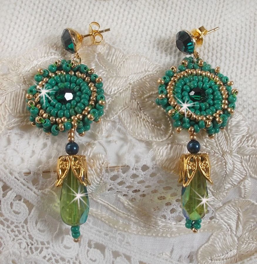 BO Charnelle geborduurd met ronde kralen en Swarovski cabochons, facetdruppels en rocailles.