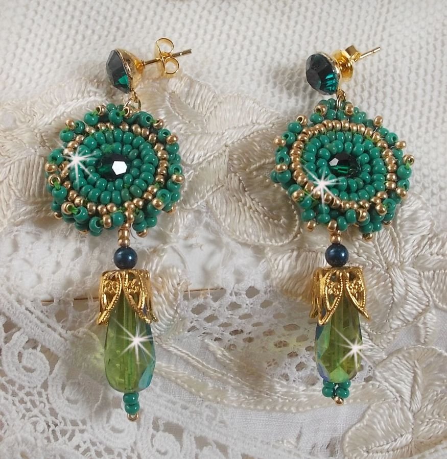BO Charnelle geborduurd met ronde kralen en Swarovski cabochons, facetdruppels en rocailles.