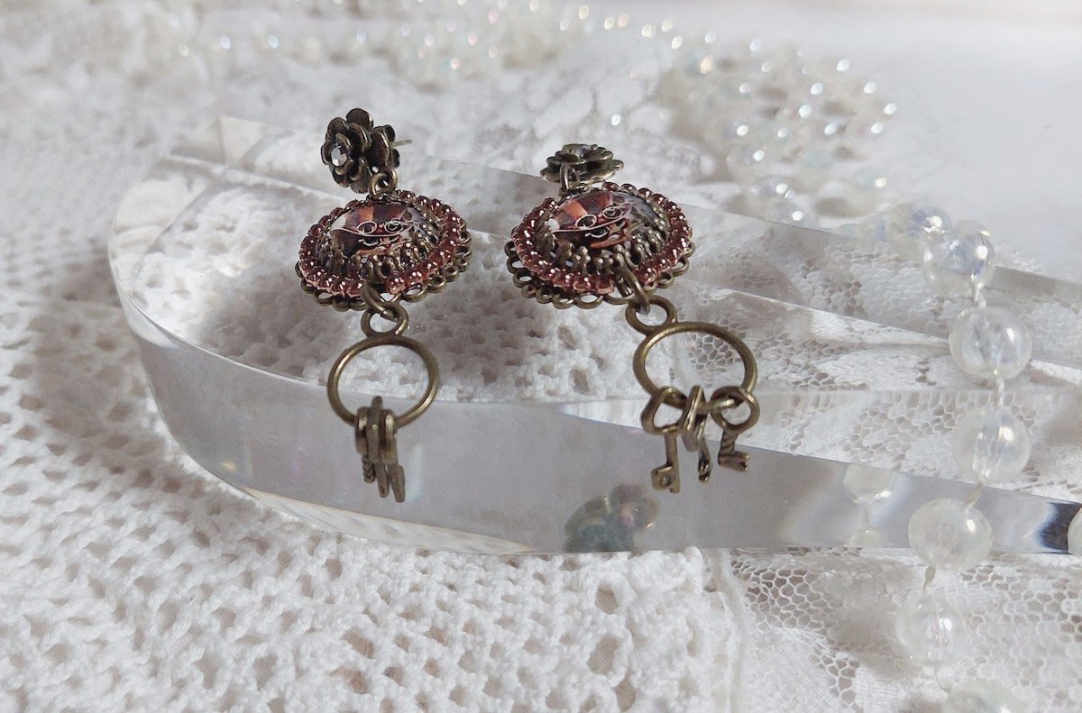BO Chata Steampunk montées avec breloques clés, strass, cabochons loupes et perles Cristal Swarovski