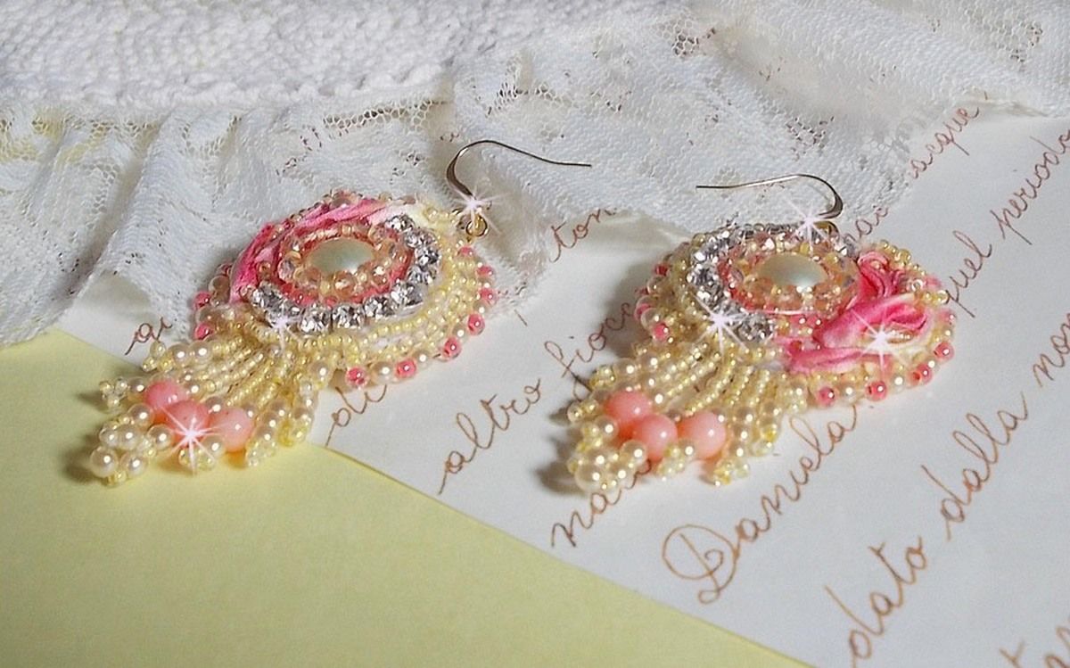 Tender Heart BO geborduurd met geel en roze zijden lint, bezels, rocailles en 14 karaats Gold Filled gespen.