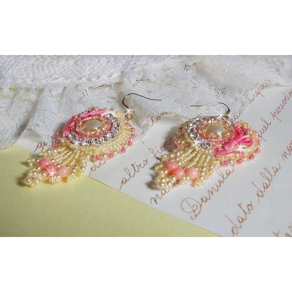 Tender Heart BO geborduurd met geel en roze zijden lint, bezels, rocailles en 14 karaats Gold Filled gespen.