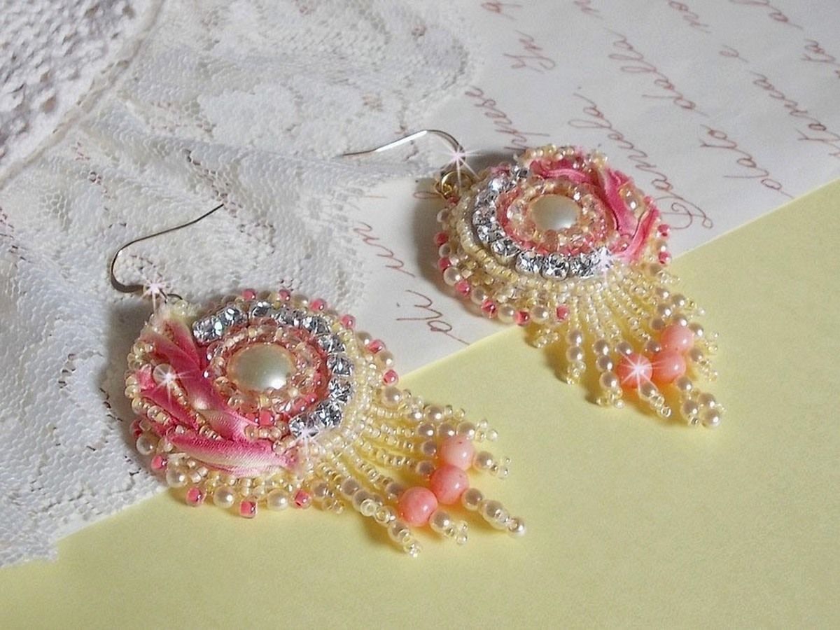 Tender Heart BO geborduurd met geel en roze zijden lint, bezels, rocailles en 14 karaats Gold Filled gespen.