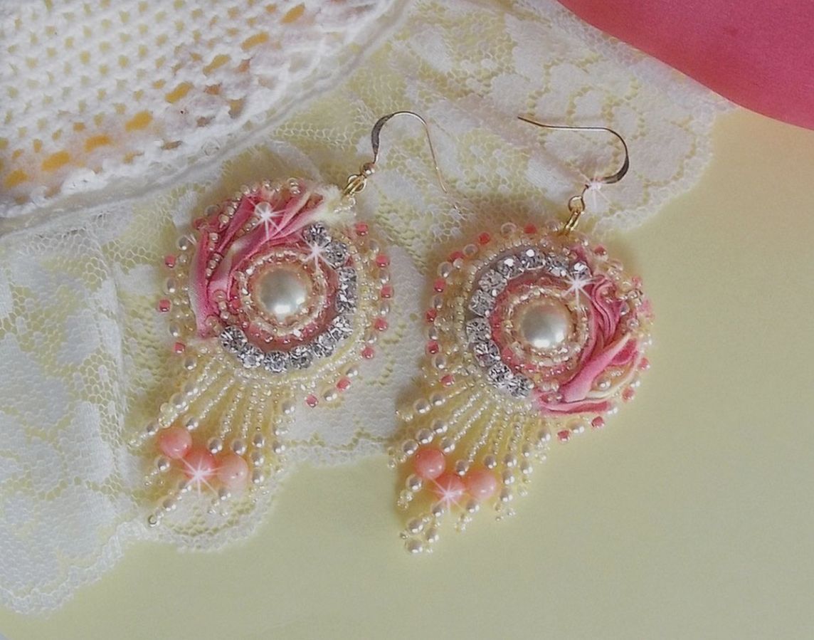 Tender Heart BO geborduurd met geel en roze zijden lint, bezels, rocailles en 14 karaats Gold Filled gespen.