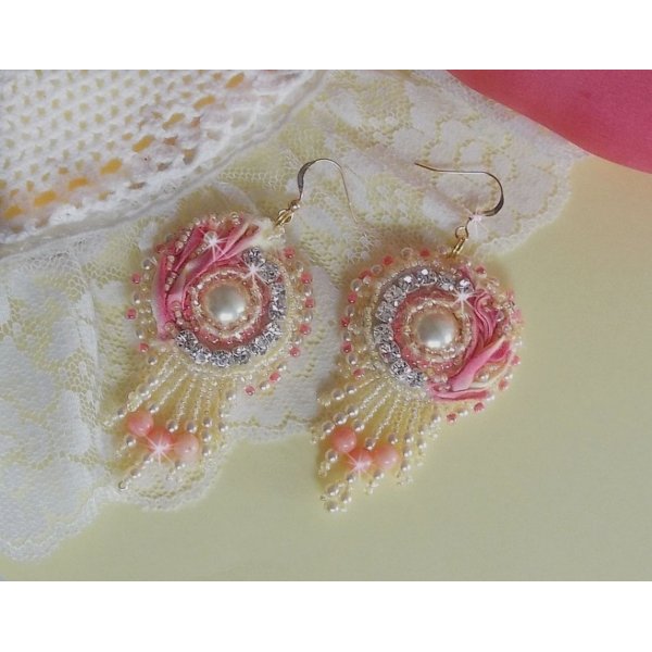 Tender Heart BO geborduurd met geel en roze zijden lint, bezels, rocailles en 14 karaats Gold Filled gespen.