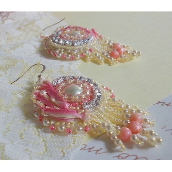 Tender Heart BO geborduurd met geel en roze zijden lint, bezels, rocailles en 14 karaats Gold Filled gespen.