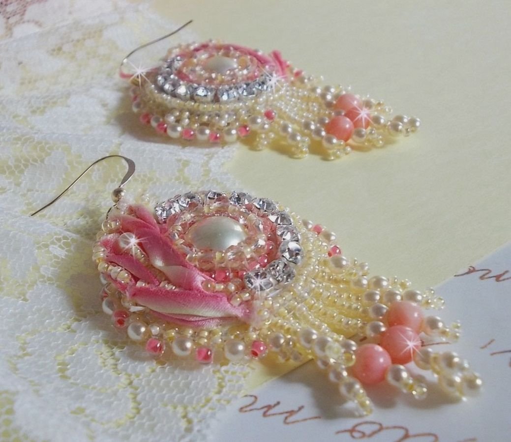 Tender Heart BO geborduurd met geel en roze zijden lint, bezels, rocailles en 14 karaats Gold Filled gespen.