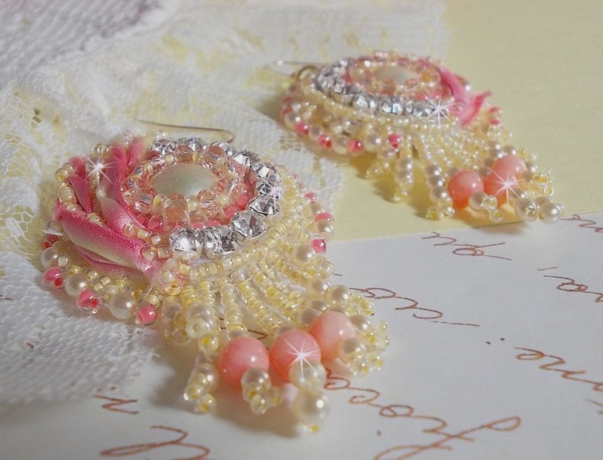 Tender Heart BO geborduurd met geel en roze zijden lint, bezels, rocailles en 14 karaats Gold Filled gespen.