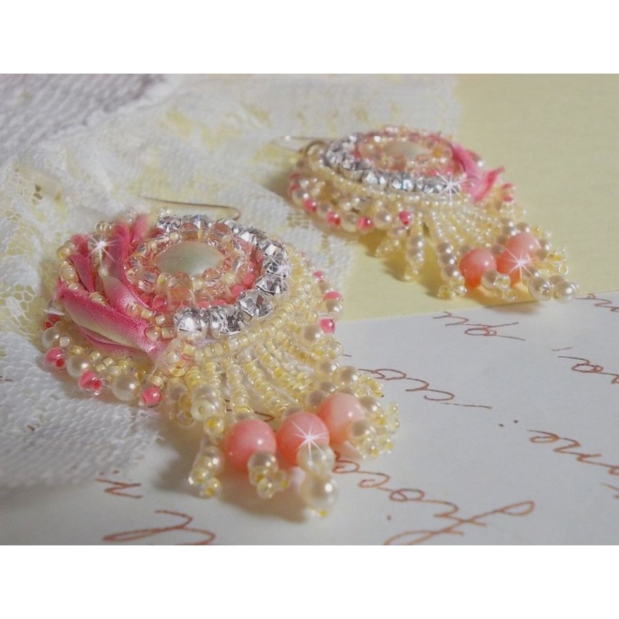 Tender Heart BO geborduurd met geel en roze zijden lint, bezels, rocailles en 14 karaats Gold Filled gespen.