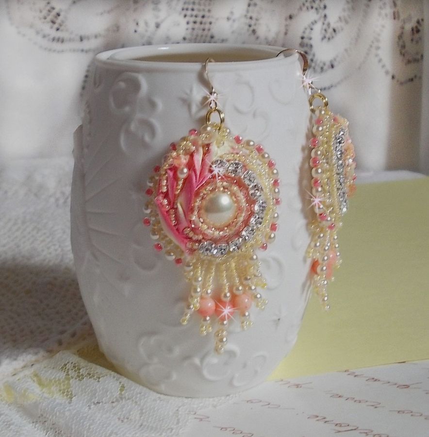Tender Heart BO geborduurd met geel en roze zijden lint, bezels, rocailles en 14 karaats Gold Filled gespen.