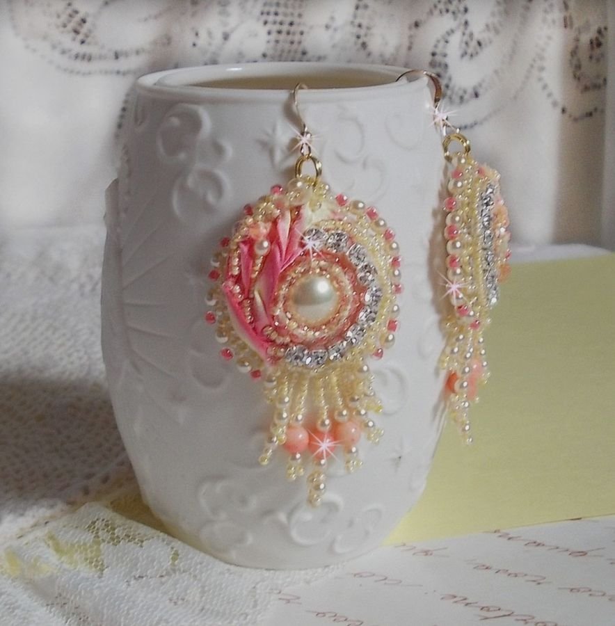 Tender Heart BO geborduurd met geel en roze zijden lint, bezels, rocailles en 14 karaats Gold Filled gespen.