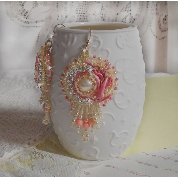 Tender Heart BO geborduurd met geel en roze zijden lint, bezels, rocailles en 14 karaats Gold Filled gespen.