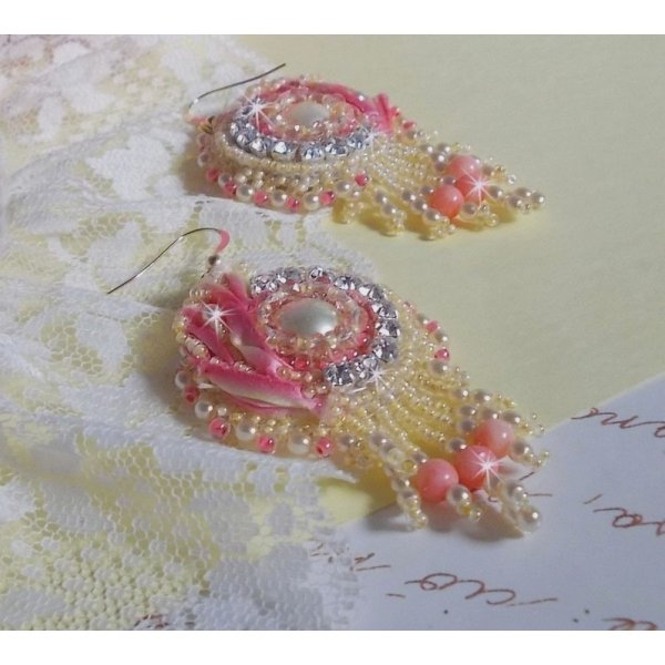 Tender Heart BO geborduurd met geel en roze zijden lint, bezels, rocailles en 14 karaats Gold Filled gespen.