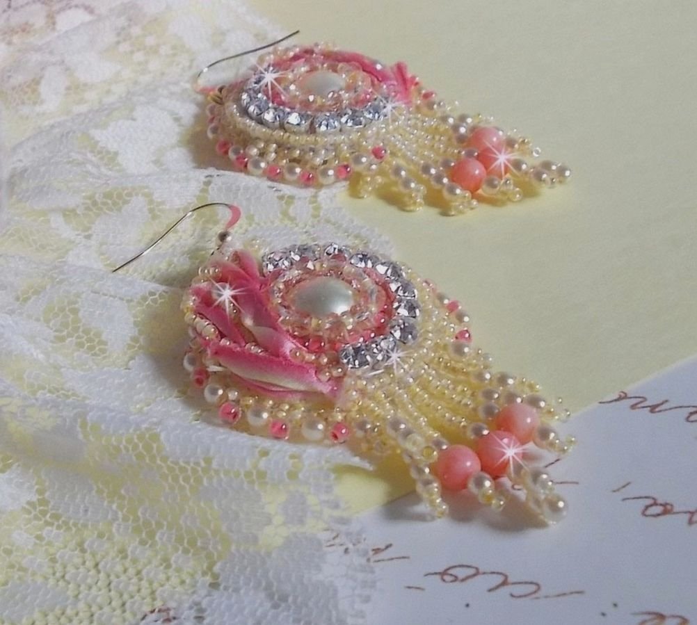 Tender Heart BO geborduurd met geel en roze zijden lint, bezels, rocailles en 14 karaats Gold Filled gespen.