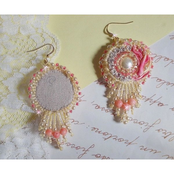 Tender Heart BO geborduurd met geel en roze zijden lint, bezels, rocailles en 14 karaats Gold Filled gespen.