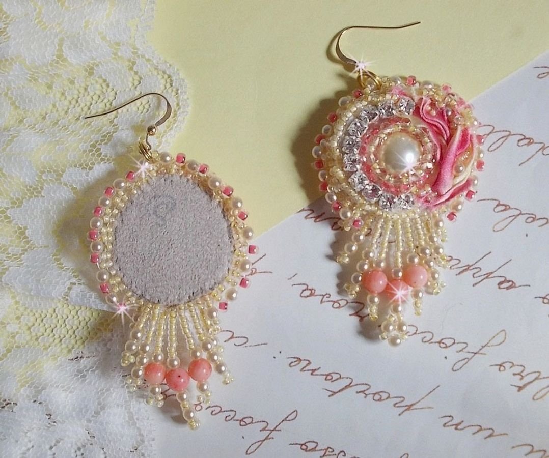 Tender Heart BO geborduurd met geel en roze zijden lint, bezels, rocailles en 14 karaats Gold Filled gespen.
