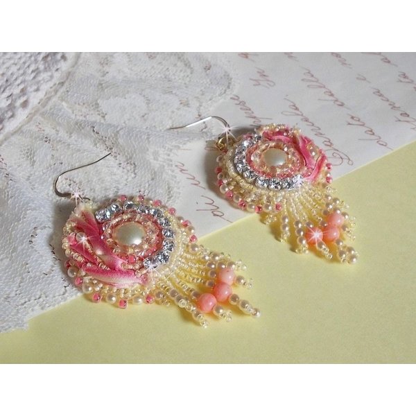 Tender Heart BO geborduurd met geel en roze zijden lint, bezels, rocailles en 14 karaats Gold Filled gespen.