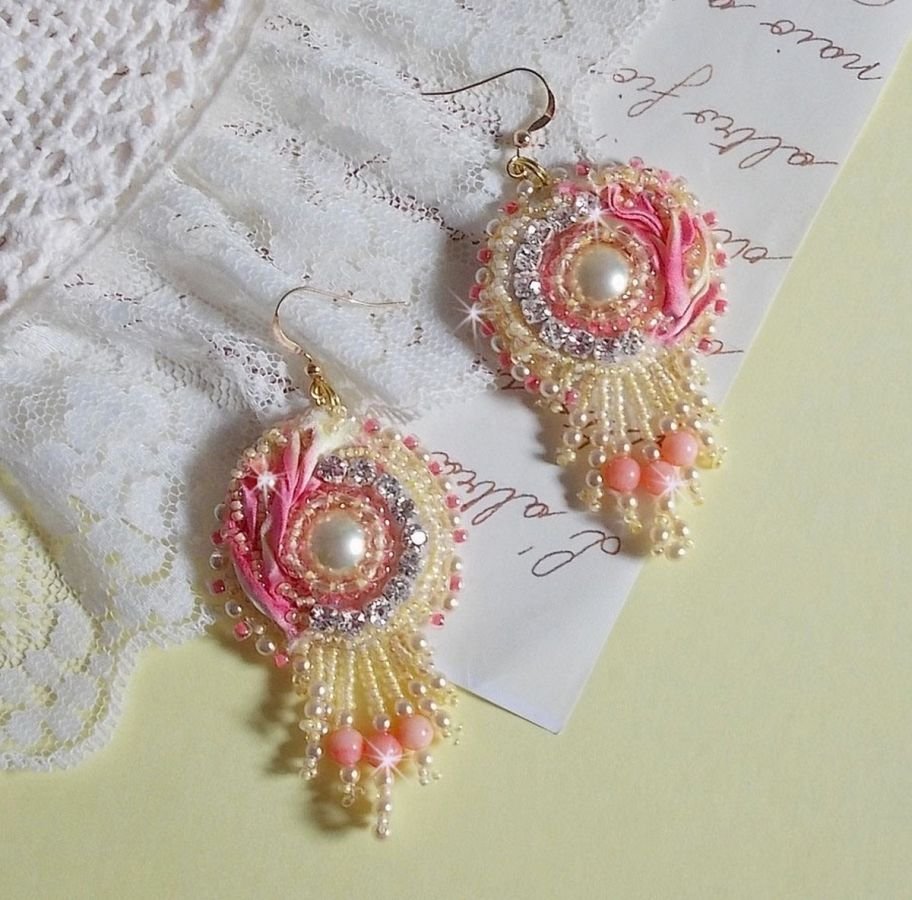 Tender Heart BO geborduurd met geel en roze zijden lint, bezels, rocailles en 14 karaats Gold Filled gespen.