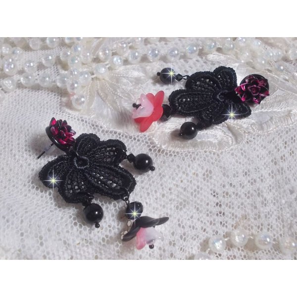 BO Cocktail Sangria gemaakt met zeer oud zwart kant, kristallen, matte bloemen, hars cabochons en zwarte accessoires.