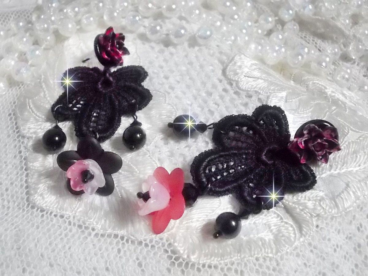 BO Cocktail Sangria gemaakt met zeer oud zwart kant, kristallen, matte bloemen, hars cabochons en zwarte accessoires.