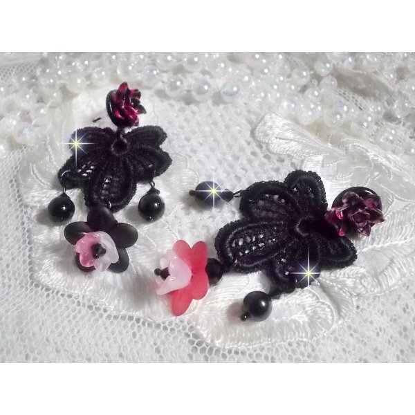 BO Cocktail Sangria gemaakt met zeer oud zwart kant, kristallen, matte bloemen, hars cabochons en zwarte accessoires.