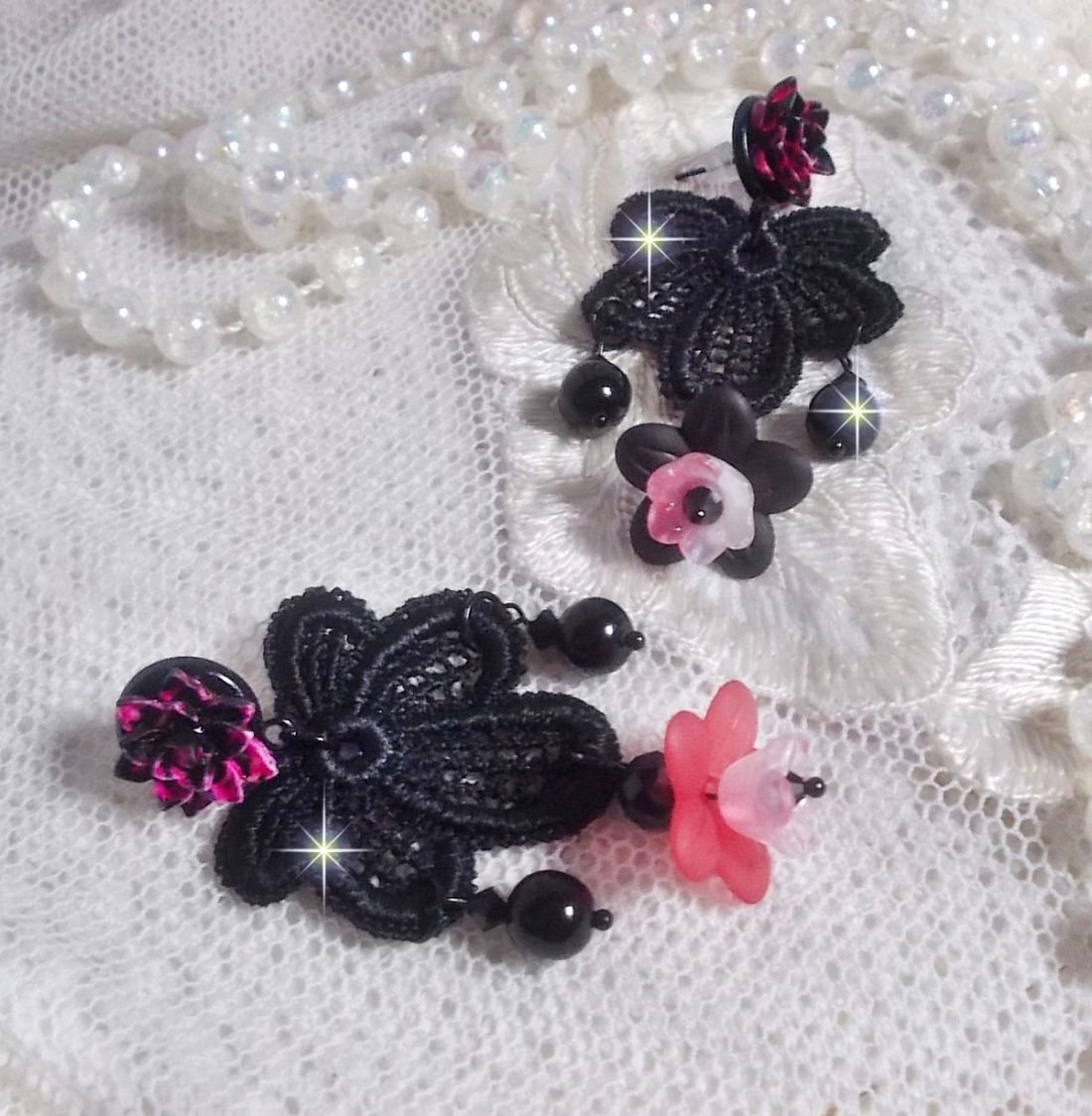 BO Cocktail Sangria gemaakt met zeer oud zwart kant, kristallen, matte bloemen, hars cabochons en zwarte accessoires.