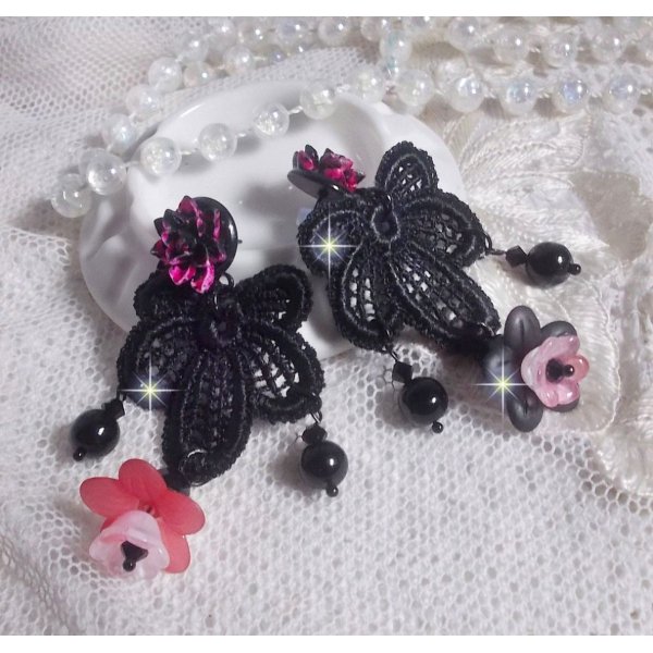 BO Cocktail Sangria gemaakt met zeer oud zwart kant, kristallen, matte bloemen, hars cabochons en zwarte accessoires.