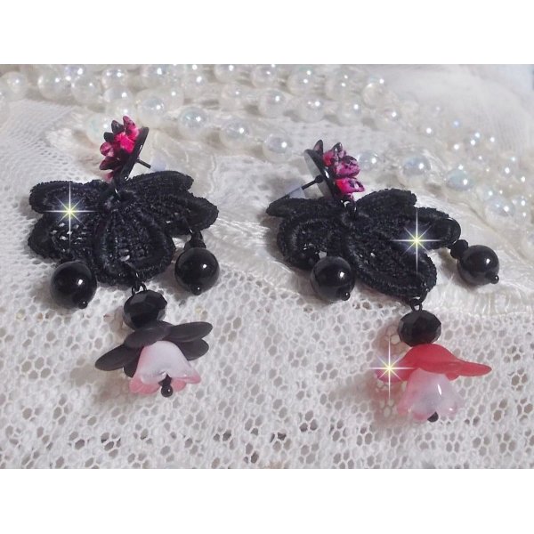 BO Cocktail Sangria gemaakt met zeer oud zwart kant, kristallen, matte bloemen, hars cabochons en zwarte accessoires.